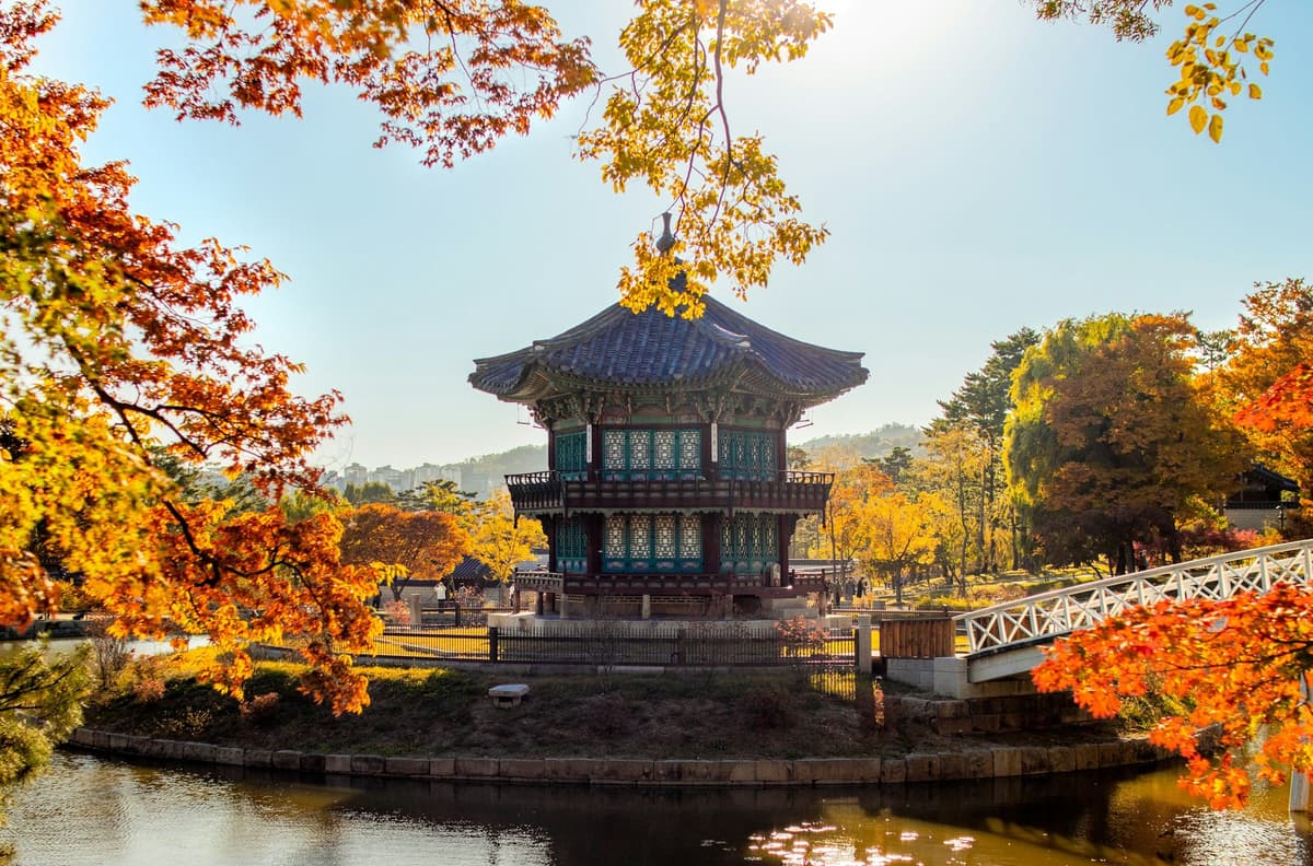 Pagoda Korea dikelilingi maple musim gugur