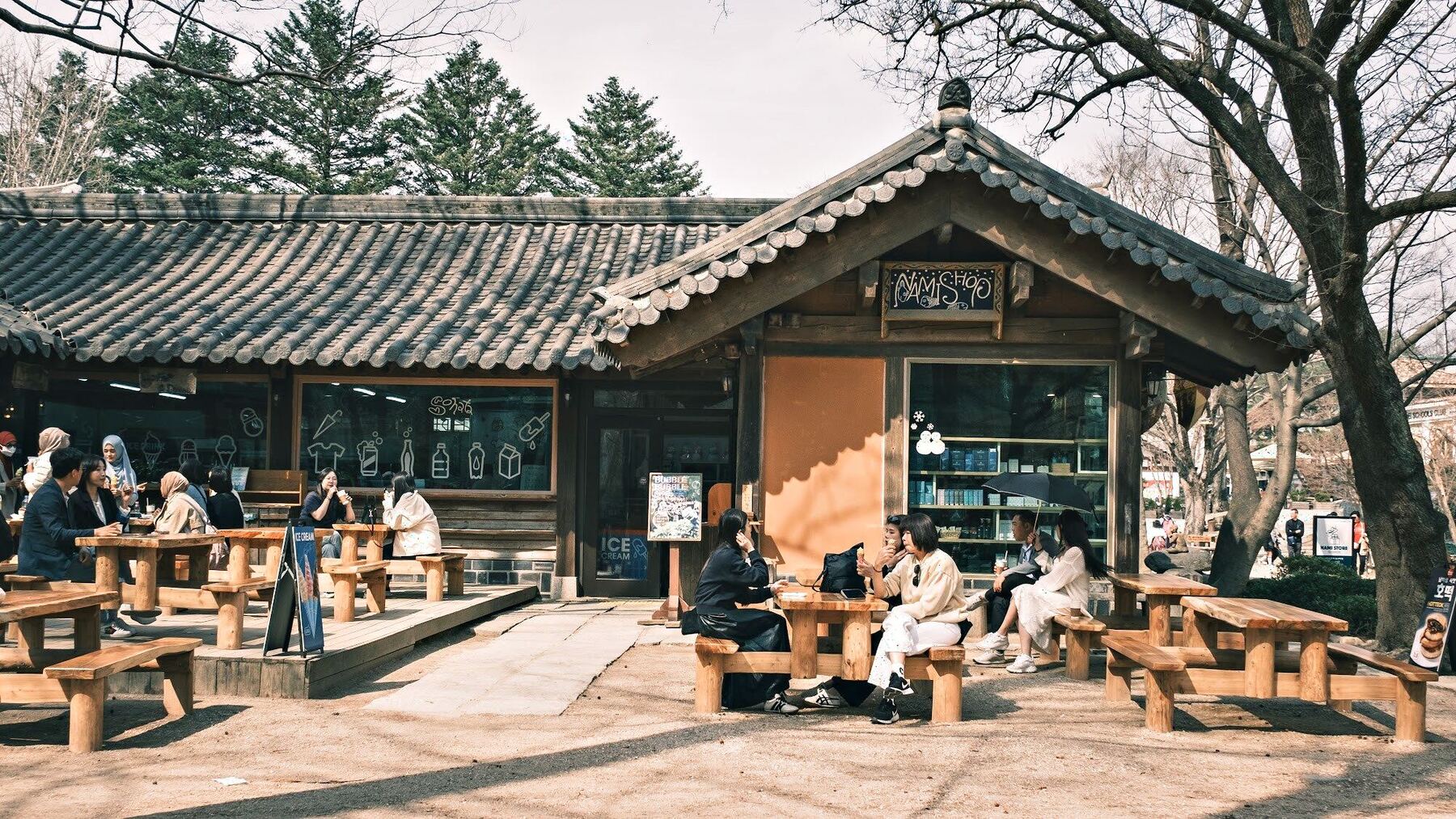 Peserta Avenir bersantai di kedai hanok, Pulau Nami, Korea