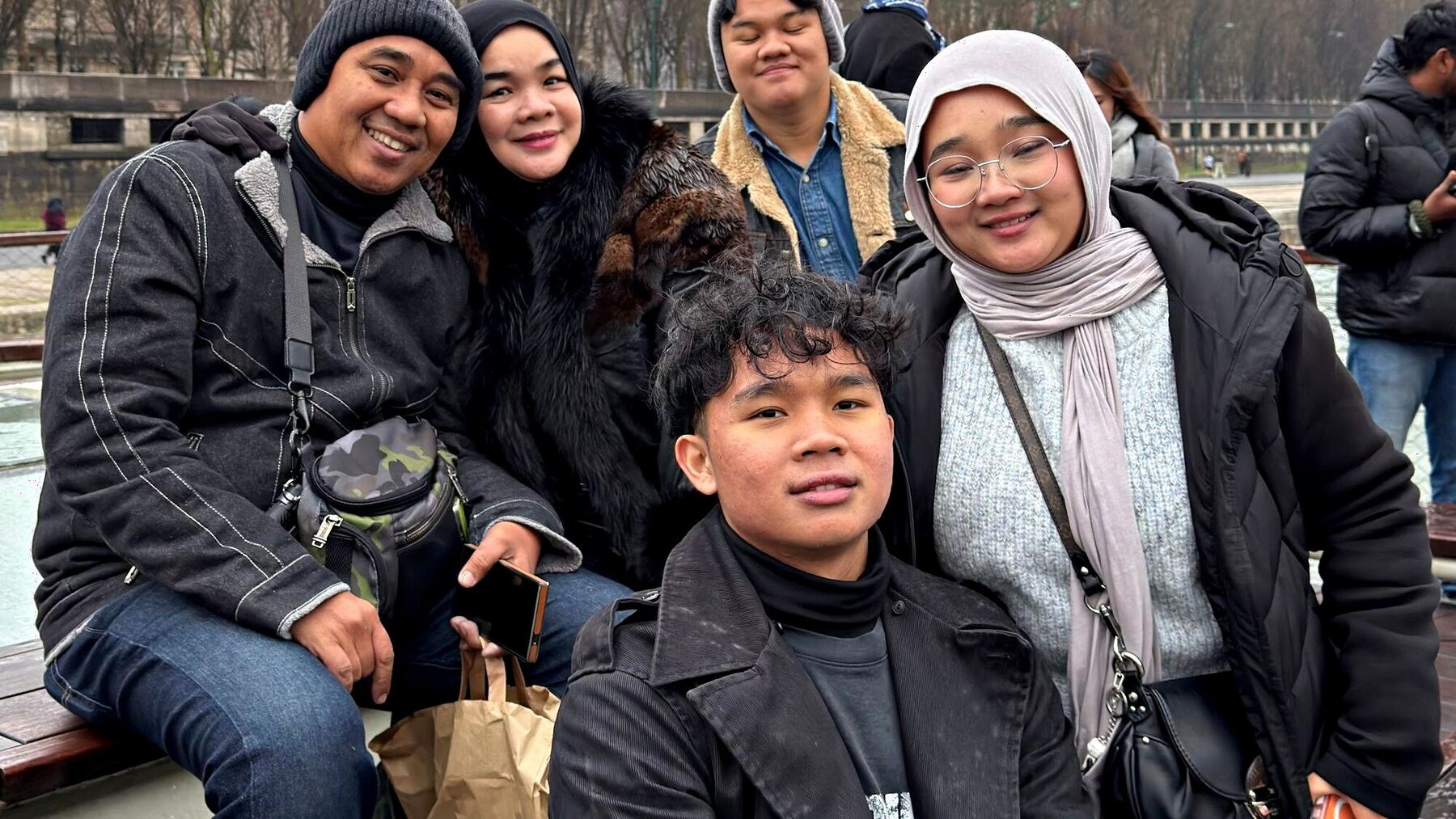 Keluarga peserta Avenir di tepi Sungai Seine, Paris