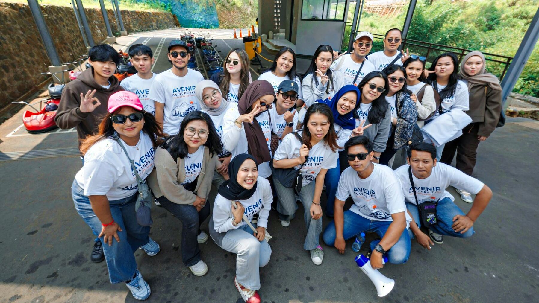 Tim Avenir berkaos putih Avenir saat gathering 2026