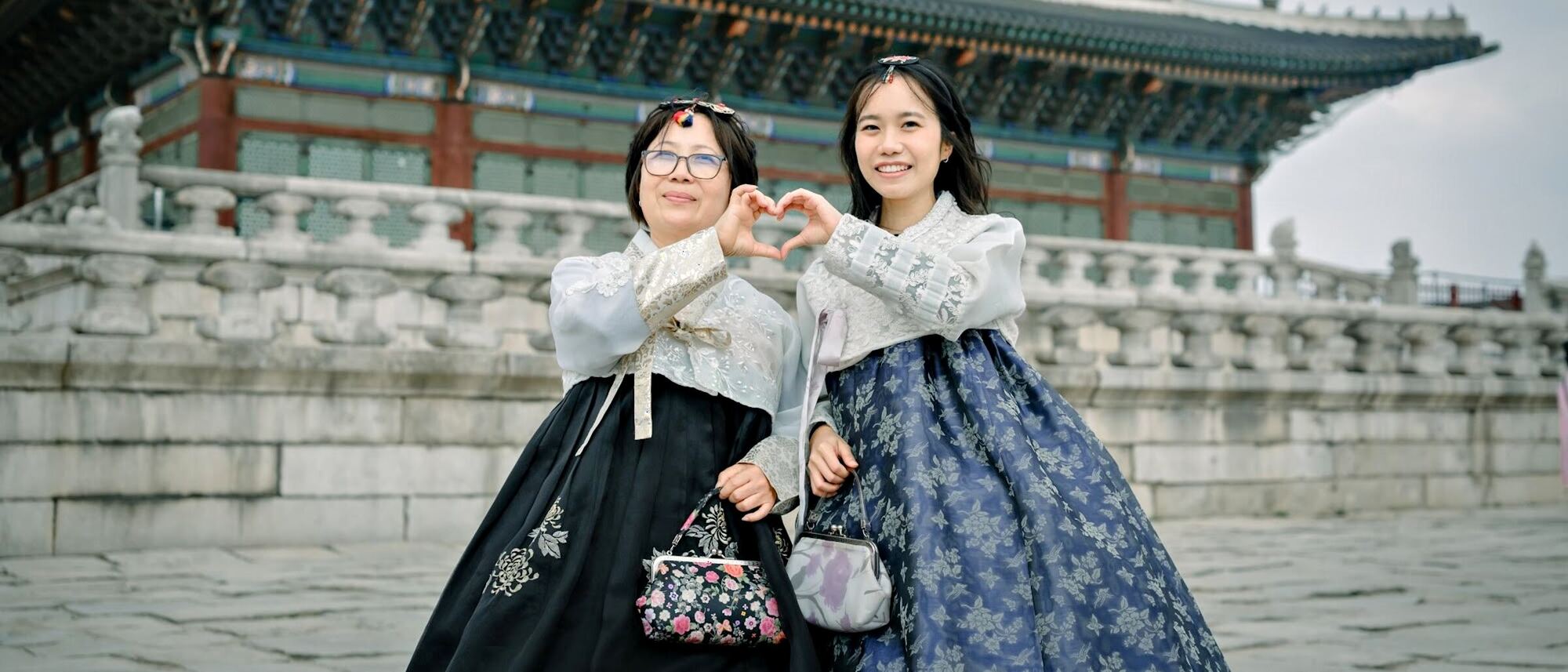 Dua peserta Avenir berhanbok di Istana Gyeongbokgung, Seoul