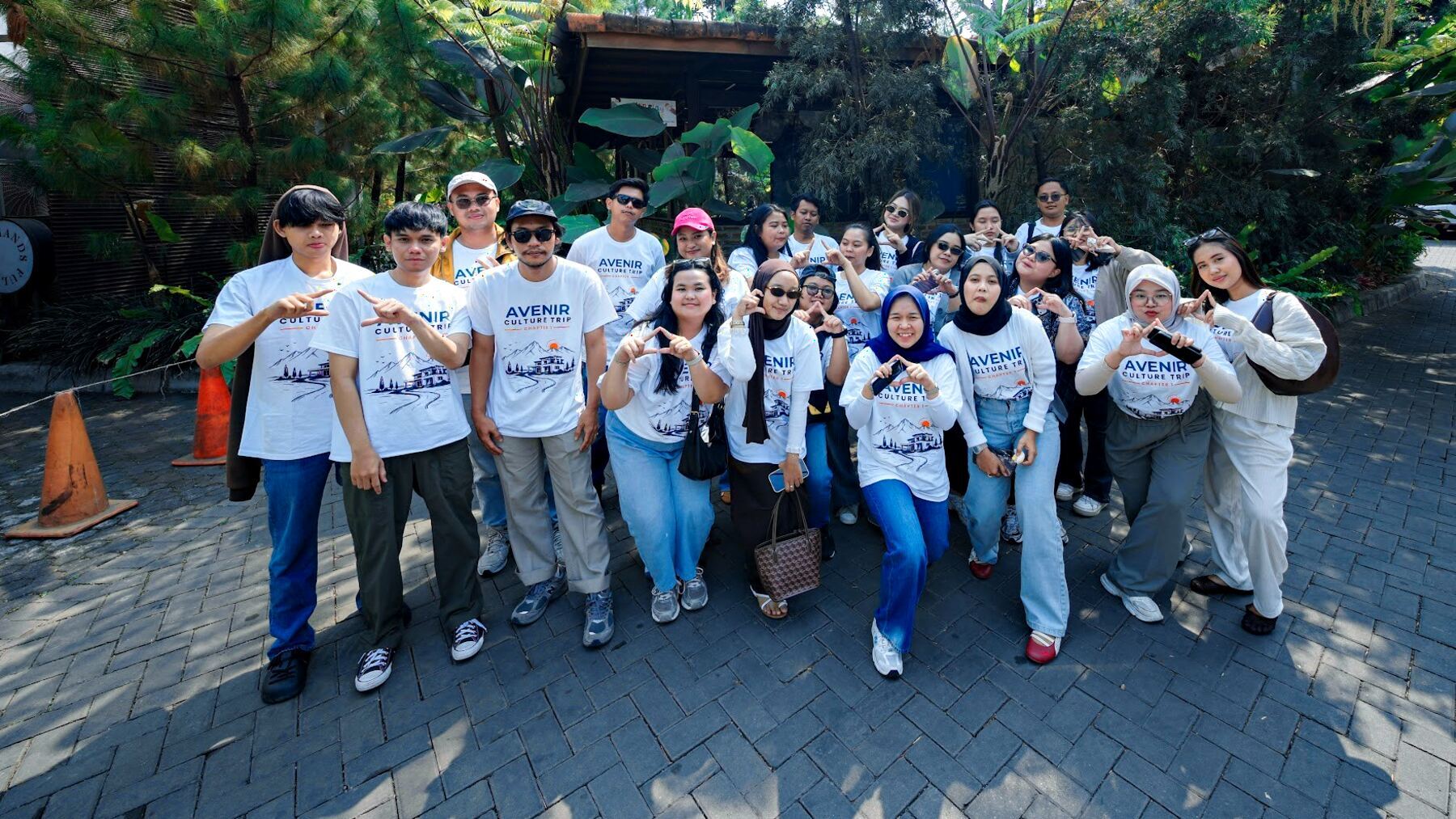 Tim Avenir berkaos putih Avenir saat gathering 2026