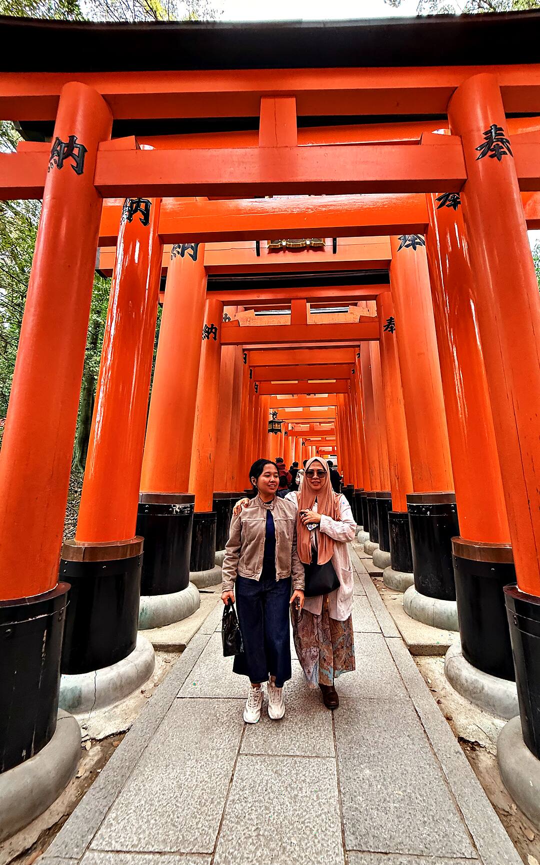 Peserta Avenir di lorong torii Fushimi Inari, Kyoto