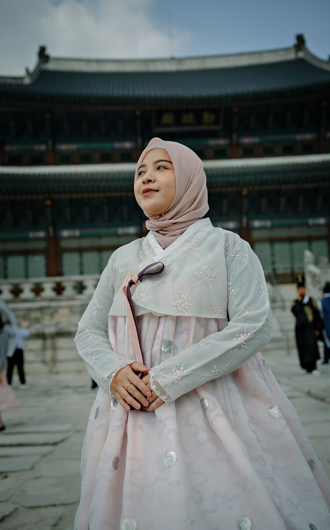 Peserta Avenir berhanbok di Istana Gyeongbokgung, Seoul