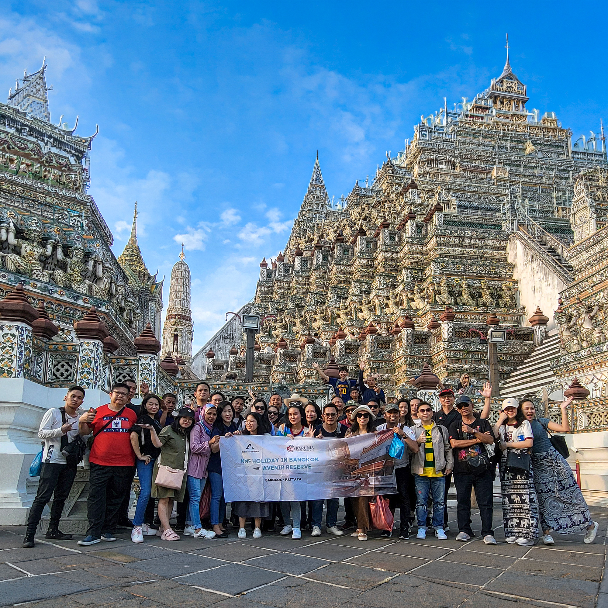 Foto grup KMF – PT. Karunia Multifinance di Bangkok - Pattaya